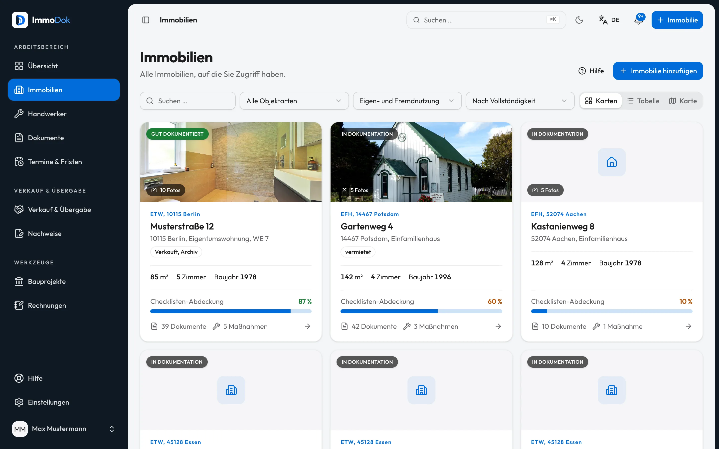 Immobilien-Übersicht in ImmoDok: Karten je Objekt mit Adresse, Objektart und Vollständigkeitsanzeige