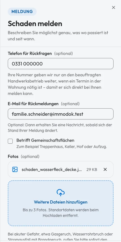 Die Mieterin meldet einen Wasserfleck mit Foto auf dem Handy